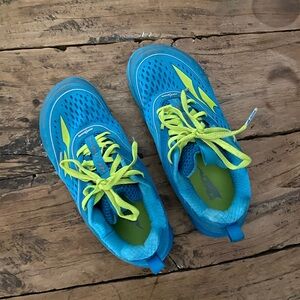 Altra women’s 7.5 turquoise Altra Torin